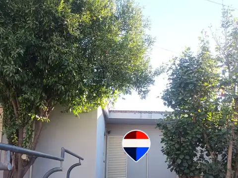 SE VENDE CASA ZONA 1000 VIVIENDAS. FACILIDADES.