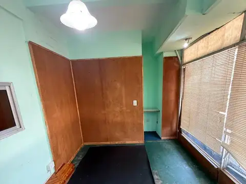 Local en el centro de Escalada). Excelente ubicación.