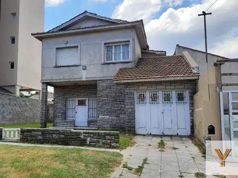 Casa en venta - 4 Dormitorios 2 Baños - Cochera - 371Mts2 - Punta Mogotes