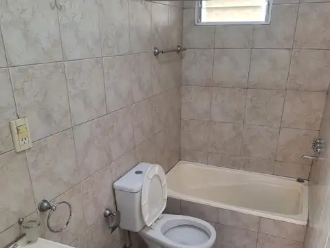 Depto Tipo Casa en Alquiler en Ramos Mejia, $ 430.000
