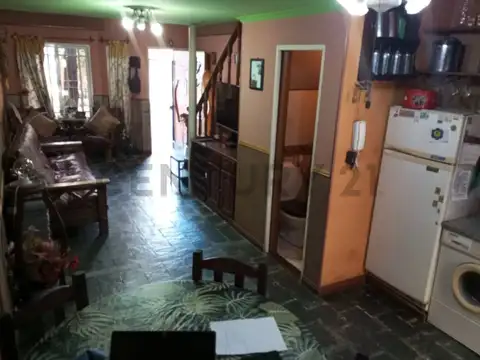VENTA CASA TRIPLEX CON DOS COCHERAS EN AVELLANEDA