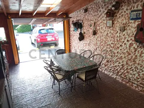 VENTA CASA TRIPLEX CON DOS COCHERAS EN AVELLANEDA