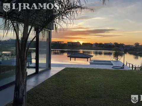 Casa en Venta con 3 cocheras