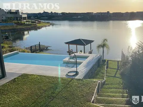 Casa 5 ambientes con 4 baños