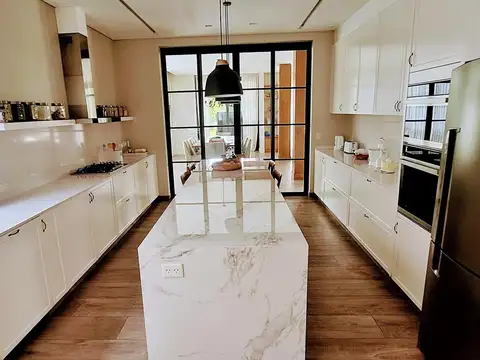 Casa en Alquiler Temporal con 2 cocheras