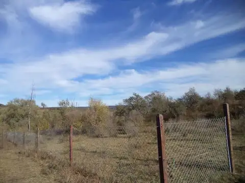 Gran lote de 3000 m2. Con pasaje al río. B° Santa Mónica. CALAMUCHITA.
