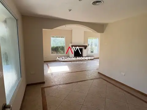 Casa en Alquiler con 2 cocheras