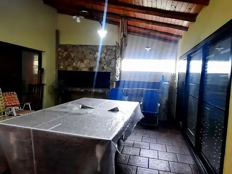 Casa 6 ambientes con 2 baños