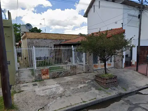 CASA C/DEPTOS AL FONDO