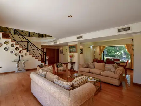 Casa en Venta con 5 cocheras