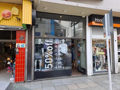 SOBRE RIVADAVIA - LA MEJOR CUADRA! - Local con Sótano