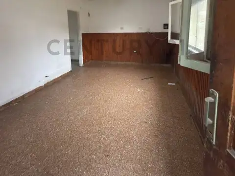 153 entre 15 y 16 CASA A RECICLAR EN VENTA BERISSO