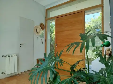 Casa en Alquiler con 2 cocheras