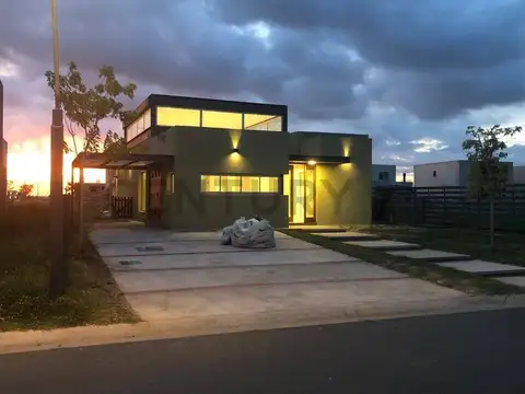 Casa en Alquiler con 4 cocheras