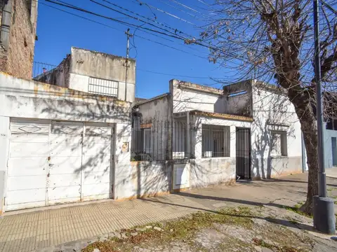 Casa al frente y Dpto. en z/ Comercial Blas Parera