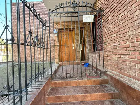 Casa 10 ambientes con 2 baños