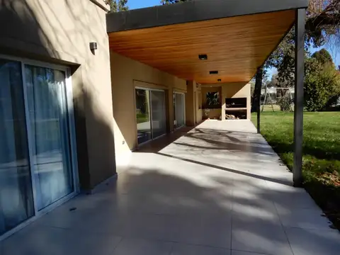 Casa 5 ambientes con 3 baños