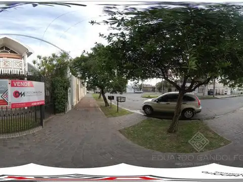 Venta Casa 4 ambientes en Remedios de Escalada  con cochera y pileta