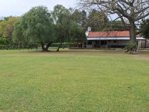 Casa quinta con pileta y gran parque en lavalle