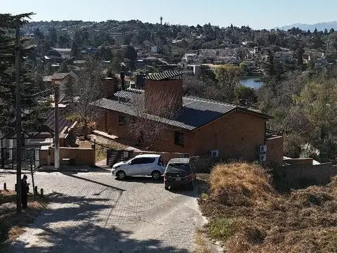 Casa 8 ambientes con 3 baños