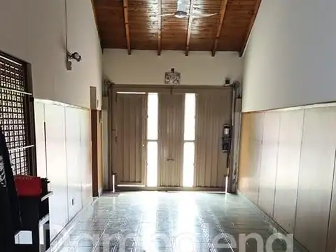 Casa en Alquiler con 2 cocheras