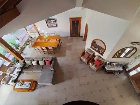 Casa 6 ambientes con 5 baños