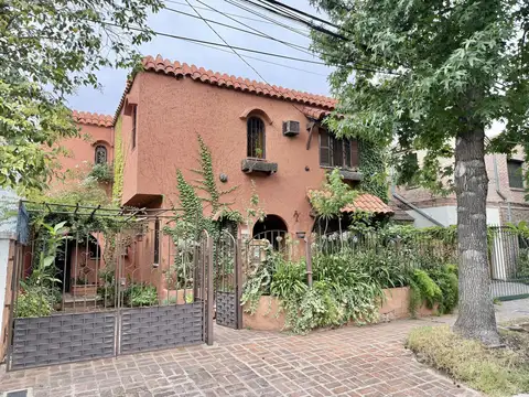 Excelente casa en venta con jardín y cochera en Las Lomas de San Isidro.