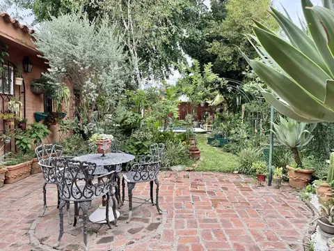 Casa 5 ambientes con 4 baños