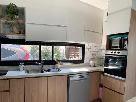 Casa en Venta con 3 cocheras