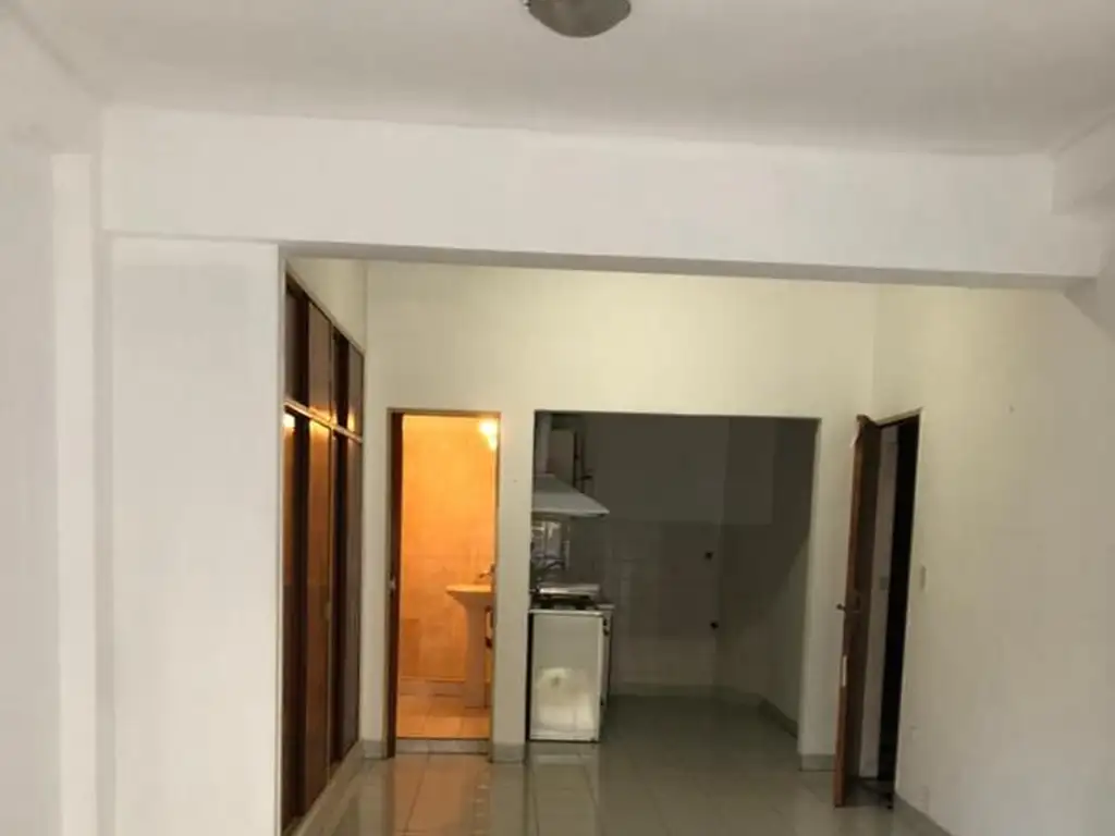Av Peron 2200, Piso 1