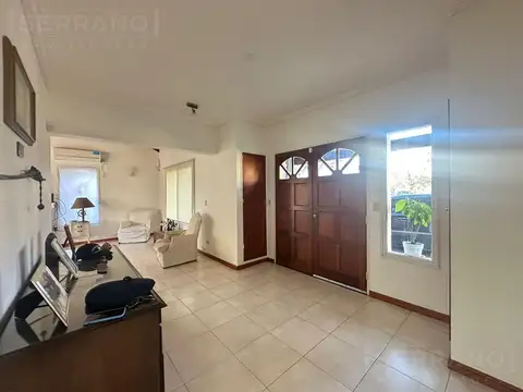Casa en Alquiler con 2 cocheras