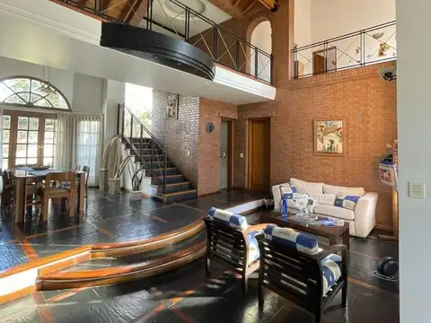 EXCLUSIVA RESIDENCIA EN ESQUINA B° BOMBAL G. CRUZ