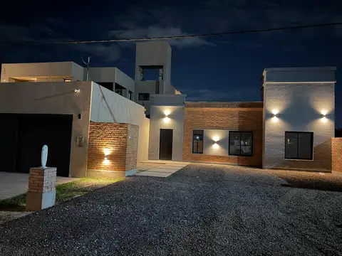 Casa moderna a estrenar en zona norte!