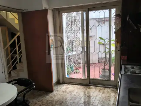 CASA tipo PH de 5 ambientes al FRENTE. Con PATIO y TERRAZA