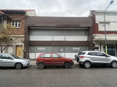 Importante local comercial sobre calle 12 de Octubre.