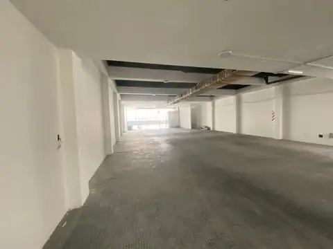 Importante local comercial sobre calle 12 de Octubre.