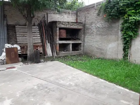 CASA 3 AMB. CON PATIO, JARDIN Y COCHERA 