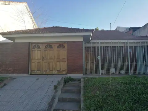 CASA 3 AMB. CON COCHERA MAS DPTO 2 AMB CON JARDIN .