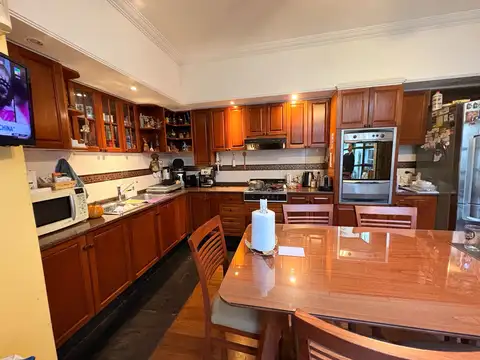 Casa 7 ambientes con 2 baños