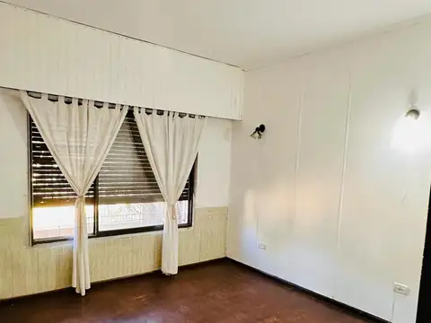 Casa en venta o permuta de 3 ambientes con piscina en Quilmes. FINANCIA.