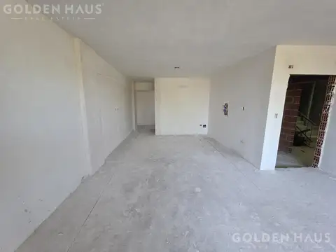 Piso de 4 ambientes en monte castro con balcón terraza