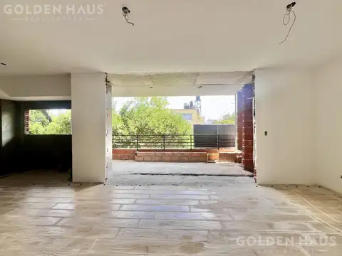 Piso de 4 ambientes en monte castro con balcón terraza