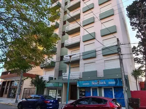 DEPARTAMENTO TRES AMBIENTES EN PLENO CENTRO - A METROS DEL MAR