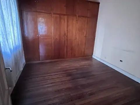 Casa Ex municipal de 4 ambientes con patio y terraza. Impecable 