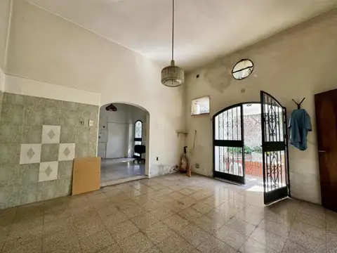 Venta casa a reciclar de 3 dormitorios con jardín barrio Abasto, Rosario