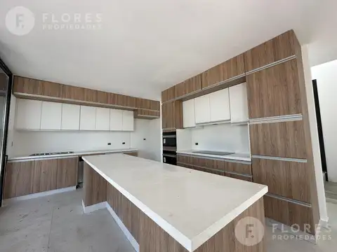 Casa en Alquiler con 2 cocheras