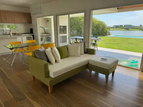 Casa 4 ambientes con 2 baños