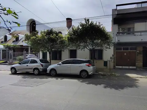 Casa en Lote Propio en San Martín Centro – Gran Jardín, Potencial Único y Múltiples Destinos