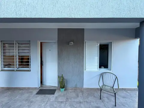 Departamento de 2 dormitorios con patio y cochera en barrio San Martín