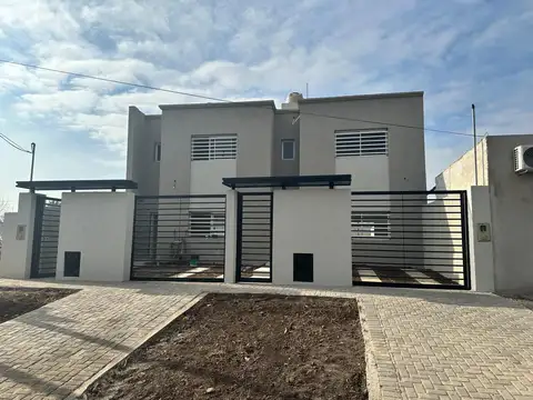 Duplex 4 ambientes con patio y cochera